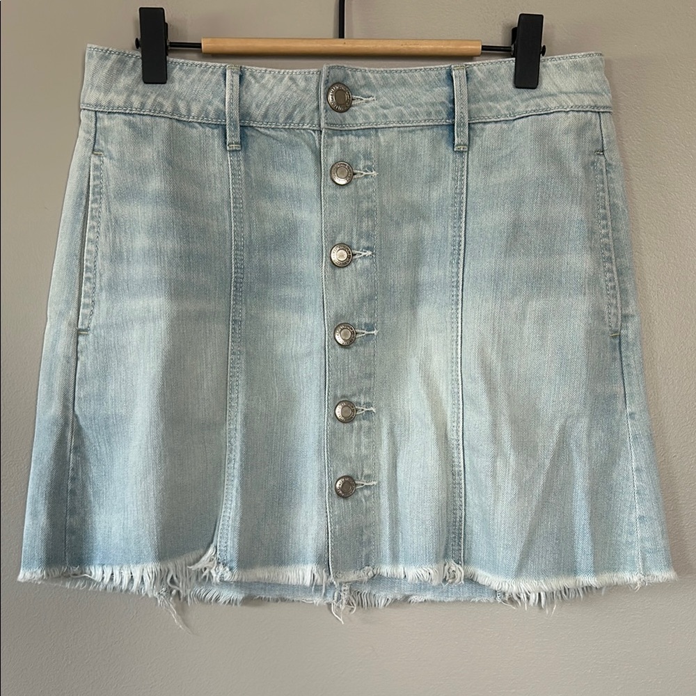 American Eagle Button Front A-Line Jean Skirt Raw Hem‎ Light Wash Denim Size 4